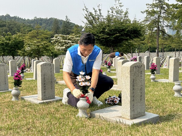 허서홍 GS리테일 대표이사가 국립서울현충원 제39묘역에 헌화 및 묘비 닦기 봉사활동을 실천하고 있다. 사진=GS리테일