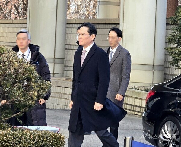 3일 열리는 부당합병·회계부정 항소심 선고 공판에 출석하고 있는 이재용 회장. 사진=뉴스저널리즘DB