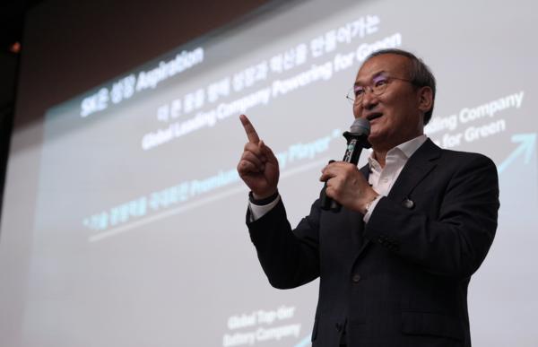 이석희 SK온 대표이사가 지난 10일 대전 유성구 카이스트 내 KI빌딩 퓨전홀에서 특강을 진행하고 있다. 사진=SK온