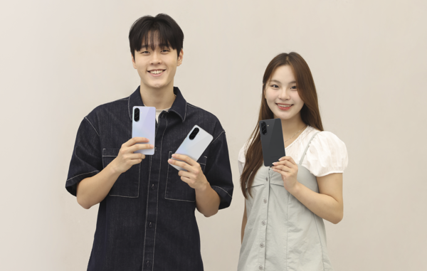 삼성전자 모델들이 새롭게 출시한 '갤럭시 A36 5G'를 소개하는 모습. 사진=삼성전자