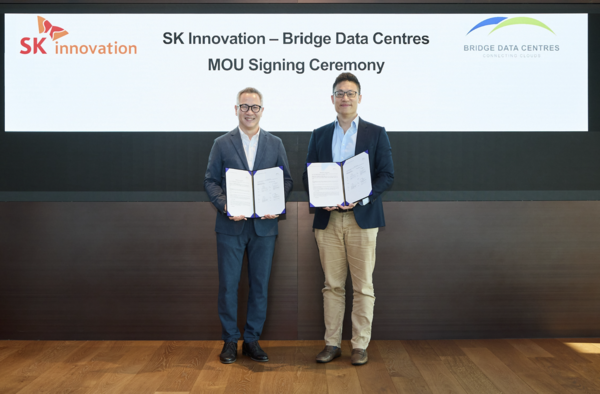 김무환(왼쪽) SK이노베이션 에너지설루션 사업단장과 케빈 관(Kevin Guan) BDC 최고투자책임자가 지난 11일 서울 종로구 SK서린빌딩에서 데이터센터 에너지 설루션 사업 추진을 위한 업무협약을 체결한 뒤 기념 촬영을 하고 있다. 사진=SK이노베이션