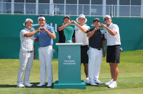 왼쪽부터 히가 카즈키, 박상현, 오기소 타카시, 함정우(하나금융그룹), 쇼겐지 타츠노리, 문도엽, 사진=하나은행