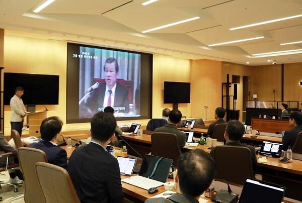 2025 SK 경영전략회의에 참여한 SK 경영진이 최종현 선대회장의 육성을 들으며 SKMS 철학과 정신을 되새기고 있다. 사진=SK