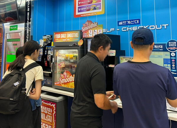 고객이 GS25 '생과일 스무디' 기기를 살펴보고 있다. 사진=GS리테일