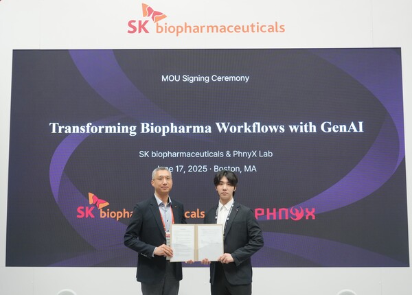 17일(미국 현지) 'BIO USA 2025' SK바이오팜 전시 부스에서 참석자들이 AI 기반 신약 개발 MOU 기념촬영을 진행하고 있다. 왼쪽부터 SK바이오팜 유창호 전략부문장, 피닉스랩 배민석 대표. 사진=SK바이오팜