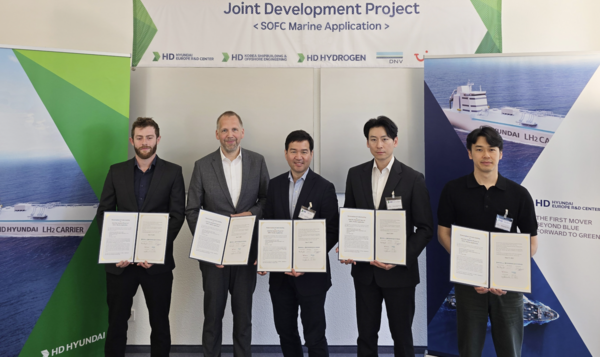 사진 왼쪽부터 루카스 노르웨이 선급 엔지니어, 크리스티안 레르허 투이 크루즈 선단 운영 및 보건 담당 이사, 염구섭 HD유럽연구센터장(상무), 변준영 HD하이드로젠 사업개발팀 책임, 김민석 HD한국조선해양 선박연료전지시스템연구실 책임. 사진=HD현대