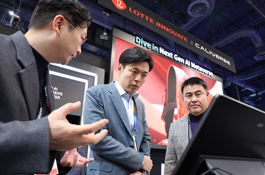 CES 2025에서 롯데이노베이트 전시관 콘텐츠를 관람하고 있는 신유열 롯데지주 미래성장실장(부사장). 사진=연합뉴스