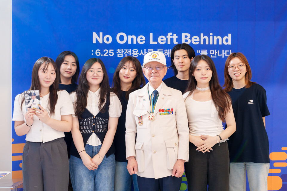  '노 원 레프트 비하인드' 팝업에 방문한 이철옥 6.25 참전유공자회 성동지회장이 학생들과 기념사진 촬영을 하고 있다. 사진=티앤씨재단