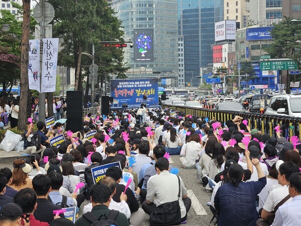 동양생명과 ABL생명 노조가 우리금융지주를 대상으로 결의대회를 하는 모습. 사진=이상현 기자