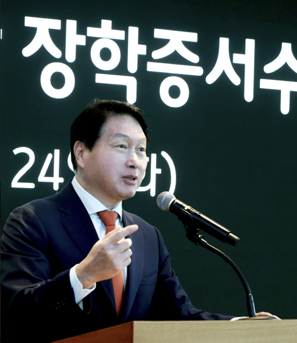 최태원 SK회장이 24일 서울 종로구 SK서린빌딩에서 열린 해외유학 장학증서 수여식에서 격려인사를 하고 있다. 사진=SK수펙스추구협의회