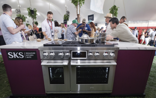 SKS 부스에 가스레인지, 인덕션, 수비드 기능을 모두 탑재한 '프로레인지'가 전시된 모습. 사진=LG전자