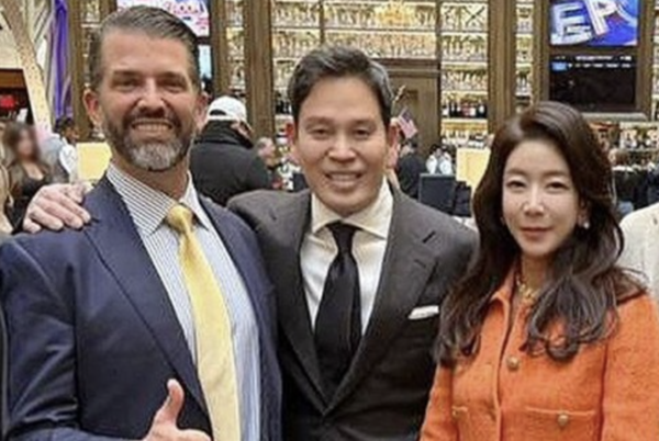 트럼프 주니어와 기념 촬영하는 정용진 회장 부부. 사진=신세계그룹