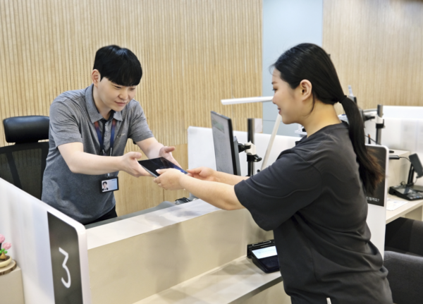 삼성전자서비스 엔지니어가 스마트폰을 점검해주는 모습. 사진=삼성전자서비스