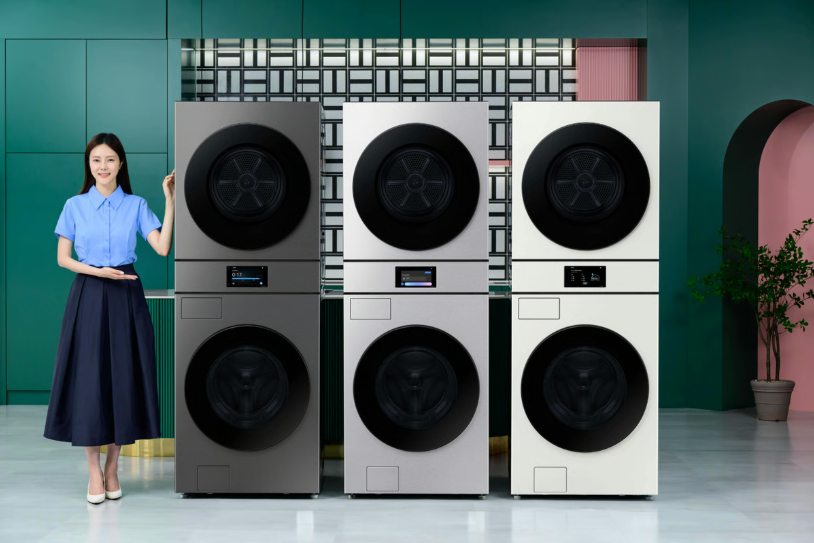 삼성전자가 7형 '인공지능(AI) 홈' 터치스크린을 탑재한 2025년형 상하 결합형 세탁기·건조기 '비스포크 AI 원바디' 신제품을 출시했다. 사진=삼성전자