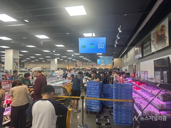 본격적인 무더위가 찾아오면서 유통업계가 분주한 가운데, 이마트가 '고래잇 페스타 쿨 썸머 세일'을 시작한 지난 4일부터 6일까지 이마트 풍산점에서 삼겹살 등 할인 상품을 구매하는 고객들로 북새통을 이루고 있다. 사진=길나영 기자