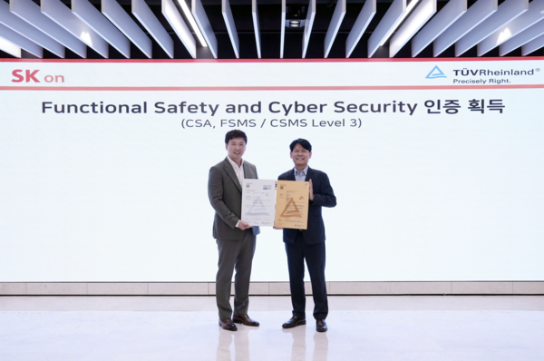 박기수 SK온 연구개발(R&D) 본부장(우측)과 노진표 TUV라인란드 코리아 기능 안전 및 사이버 보안 아시아 총괄 이사(좌측)가 9일 오후 대전 SK온 배터리 연구원에서 사이버 보안 인증(CSA) 등 국제 인증 수여식 행사 후 기념 촬영을 하고 있다. 사진=SK온