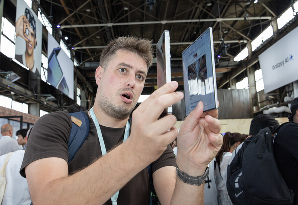  관람객이 '갤럭시 Z 폴드7;을 체험하는 모습. 사진=삼성전자