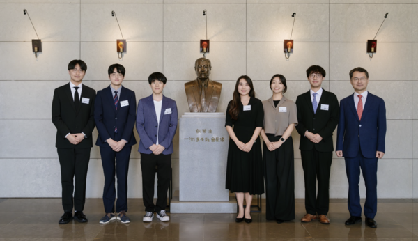 일주(一洲) 고(故) 이임용 태광그룹 창업주 흉상 앞에서 김민수 일주학술문화재단 이사장(맨 오른쪽)과 장학생들이 기념 촬영을 하고 있다. 사진=태광그룹
