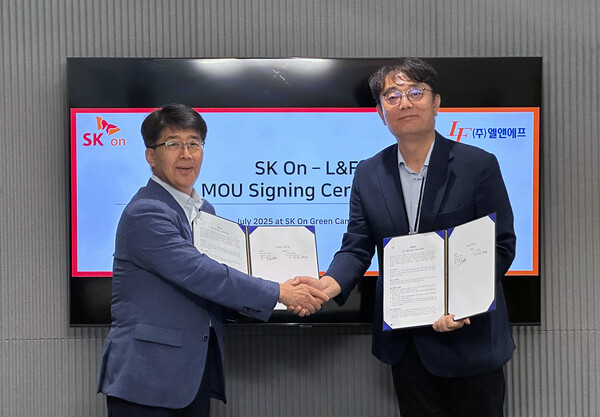 (왼쪽부터)신영기 SK온 구매본부장, 이병희 엘앤에프 최고운영책임자(COO). 사진=SK온