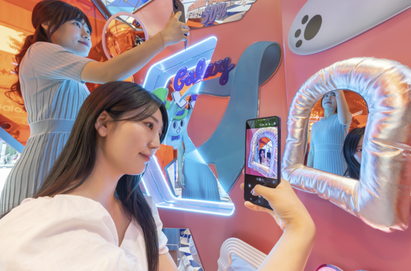 모델들이 KT 홍대 애드샵 플러스에 마련된 ‘갤럭시 Z 폴더블7 AI 체험존’에서 AI 기반 콘텐츠를 체험하고 있다. 사진=KT