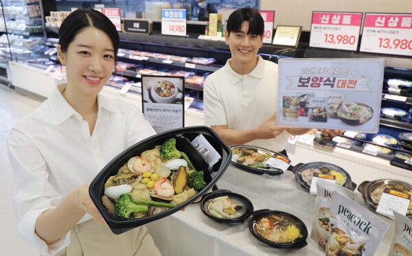 지난 10일 목요일 오전 이마트 용산점에서 모델들이 이색 초복 대전 상품을 소개하고 있다. 사진=이마트