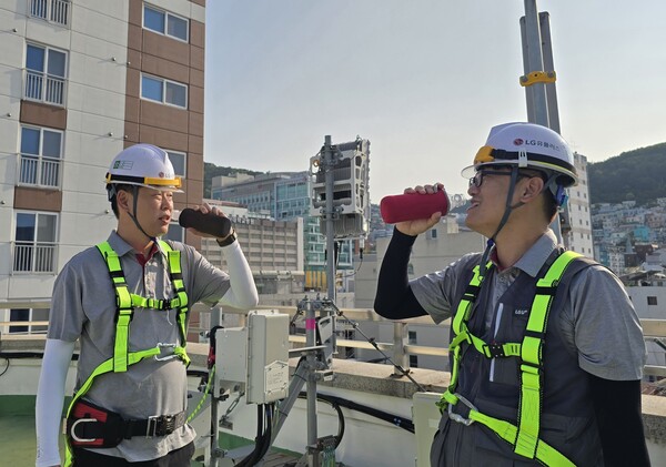 현장 근무 중 식수를 마시는 LG유플러스 직원의 모습. 사진=LG유플러스