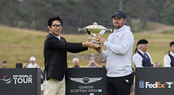송민규 제네시스사업본부장 부사장(왼쪽)이 '2025 제네시스 스코티시 오픈' 우승자 크리스 고터럽과 기념 촬영하고 있다. 사진=현대자동차