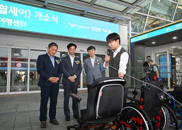 16일 인천국제공항 제1여객터미널에서 진행된 '인천공항 교통약자 전동화 휠체어 대여소 개소식'에서 (왼쪽부터)이학재  인천공항공사 사장, 이항수 현대차그룹 부사장, 이재강 사단법인 그린라이트 회장이 전동화 휠체어에 대한 설명을 듣고 있다. 사진=현대자동차그룹