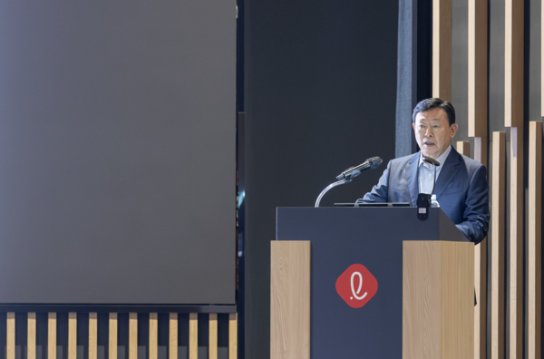 회의를 주재한 신동빈 롯데 회장이 그룹 경영 방침과 CEO의 역할과 리더십에 대해 메시지를 전하고 있다. 사진=롯데지주