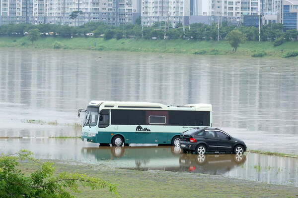 집중호우에 물이 차오른 포항 형산강 둔치 주차장. 사진=연합뉴스