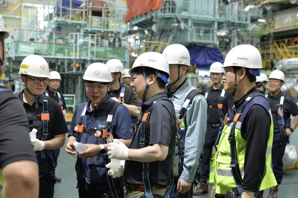 유문기 한화엔진 대표이사(가운데)가 창원 선박엔진 조립공장을 찾아 안전점검하고 있다. 사진=한화엔진
