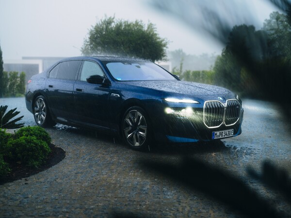 BMW 그룹 코리아가 집중 호우로 침수 피해를 입은 고객을 대상으로 'BMW∙MINI 침수차량 특별 고객 케어 프로그램'을 운영한다. 사진=BMW 그룹 코리아