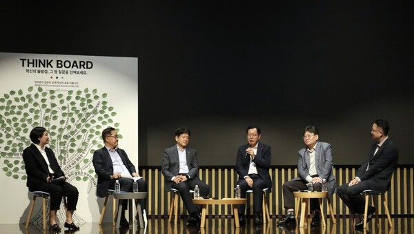 (오른쪽부터) 황민재 롯데케미칼 첨단소재사업 대표, 정승원 롯데정밀화학 대표, 이영준 롯데화학군 총괄대표, 김연섭 롯데에너지머티리얼즈 대표, 최연수 롯데알미늄 대표가 '2025 Leadership Summit' CEO 좌담회에 참석한 모습. 사진=롯데케미칼