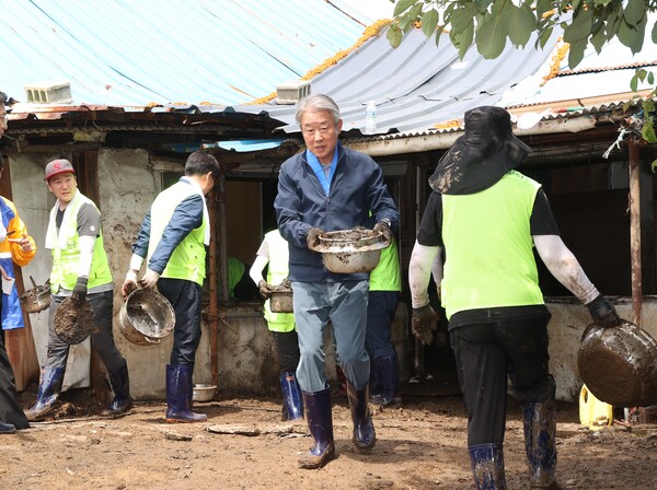 강호동 농협중앙회장이 직접 수해 복구 현장을 돕고 있다. 사진=농협중앙회.