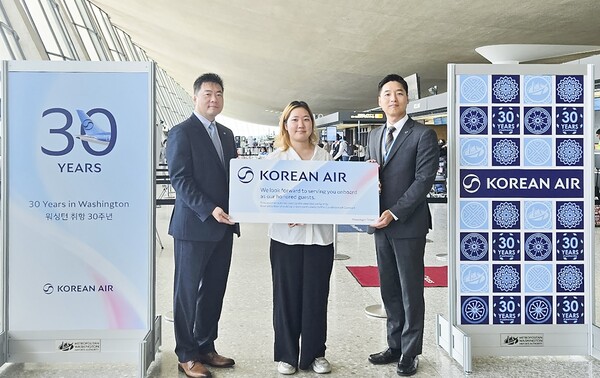25일 KE094편 탑승객 중 30번째로 수속한 승객 이윤주씨와 이병훈 대한항공 미동부지점장(왼쪽), 석인학 워싱턴공항지점장(오른쪽)이 함께 기념 촬영을 하는 모습. 사진=대한항공