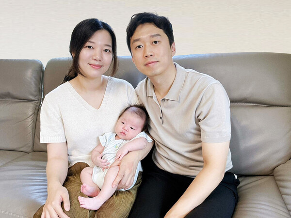 지난달 출산으로 1000만원의 ‘육아동행지원금’을 받은 원소라 아워홈 책임(왼쪽) 가족.원 책임은 육아동행지원금을 받은 100번째 직원으로 기록 됐다.  사진=아워홈