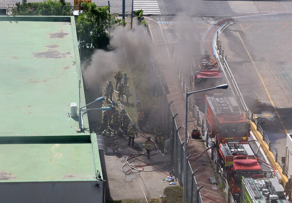 29일 전남 영암군 대불국가산업단지 HD현대삼호에서 소방 당국이 진화 작업을 하고 있다. 사진=연합뉴스