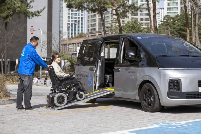 휠체어 탑승자 전용 개조차량 'R1'. 사진=현대차그룹