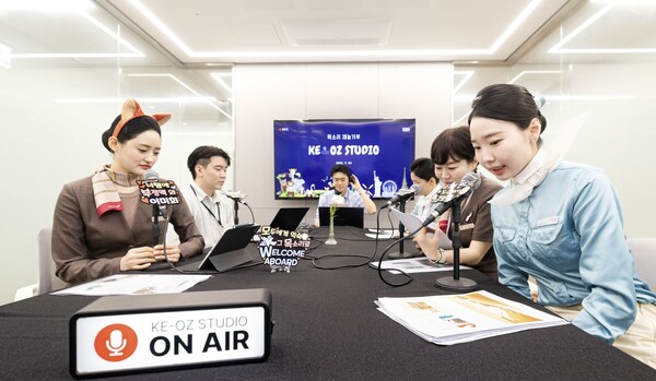 목소리 기부 행사 'KE-OZ STUDIO'에 참여한 대한항공과 아시아나항공 양사 임직원들이 기념 촬영을 하는 모습. 사진=대한항공