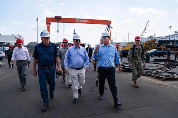 존 펠란 미 해군성 장관(가운데)과 데이비드 한화필리조선소 CEO. 사진=한화