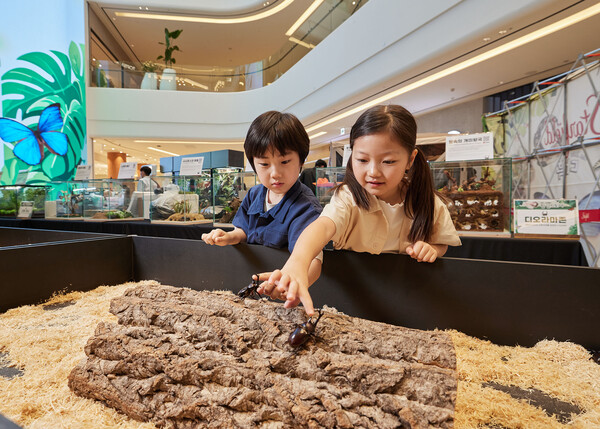 스타필드 수원에서 진행하는 102만 이색동물 유튜버 ‘다흑’ 생태 체험 팝업 스토어(8/1~8/10)에서 어린이 모델들이 곤충과 교감하는 체험 활동에 참여하고 있다. 사진=스타필드