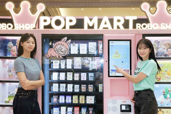 '팝마트' 특별 전시를 소개하고 있는 모델 모습. 사진=신세계백화점