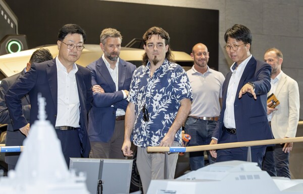 앞줄 왼쪽부터 주원호 HD현대중공업 특수선사업대표, 팔머 럭키 안두릴 공동설립자. 사진=HD현대