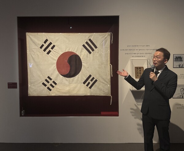 이도원 학예연구사가 3·1운동 당시 학생들이 제작한 '평양 숭실학교 태극기'를 소개하고 있다. 사진=양찬혁 기자