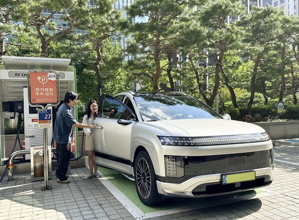 SK이노베이션 계열 직원들이 서울 종로구 SK서린빌딩에서 충전중인 현대자동차 대표 전기차 모델 아이오닉9과 eG80(전기화 모델)을 체험하고 있다. 사진=SK이노베이션