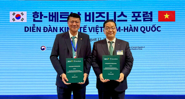 이호성 은행장이(사진 오른쪽) 레 응옥 람 베트남투자개발은행장(사진 왼쪽)과 함께 협약서를 들고 기념촬영을 하고 있다, 사진=하나은행