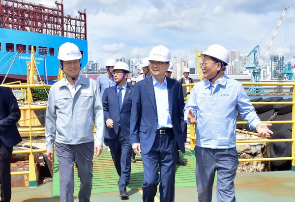13일 HD현대중공업 울산조선소를 방문한 조현 외교부 장관(가운데)이 조석 HD현대 부회장(오른쪽)과 이상균 사장(왼쪽)의 안내를 받아 차세대 이지스 구축함 건조 현장을 둘러보고 있다. 사진=HD현대