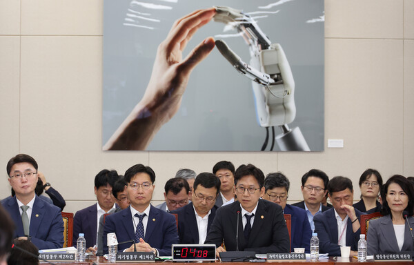 20일 서울 여의도 국회에서 열린 과학기술정보방송통신위원회 전체회의에서 배경훈 과학기술정보통신부 장관이 질의에 답변하고 있다. 사진=연합뉴스