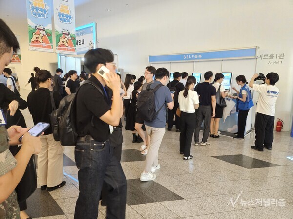 채용 박람회 입장을 위해 방문객들이 발걸음을 옮기고 있다. 사진=이상현 기자