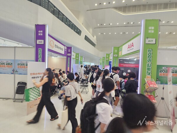 박람회에 참석해 관심있는 부스로 이동하는 방문객들. 사진=이상현 기자